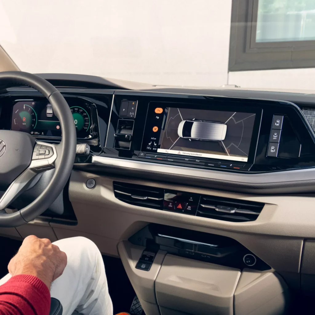Digitales Cockpit mit intuitiver Bedienung.