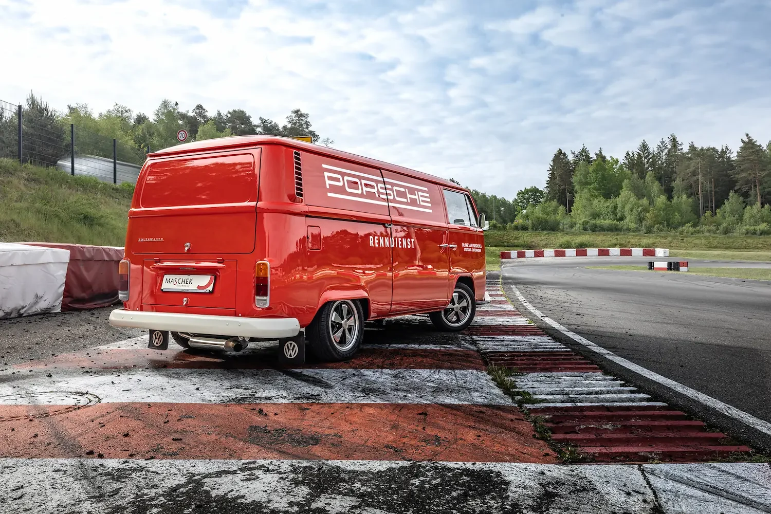 IM VW Bulli Porsche Cartbahn 18s