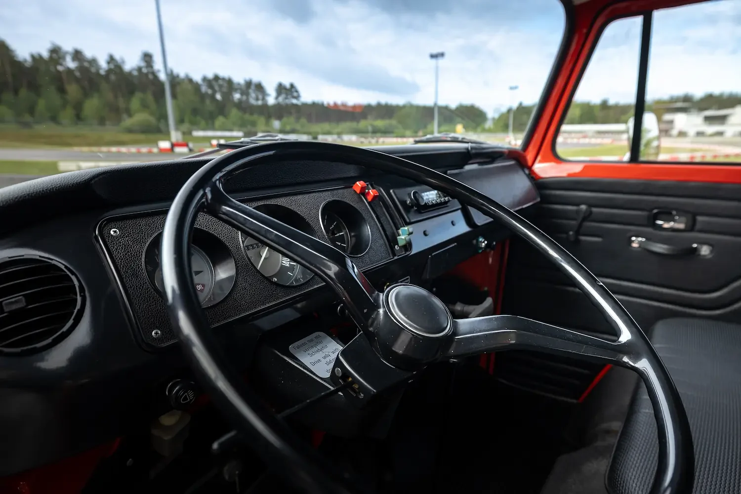 IM VW Bulli Porsche Cartbahn 23s