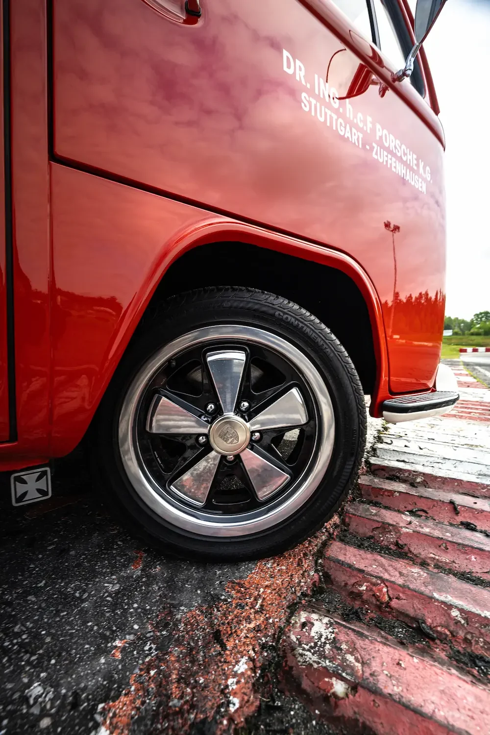IM VW Bulli Porsche Cartbahn 31s