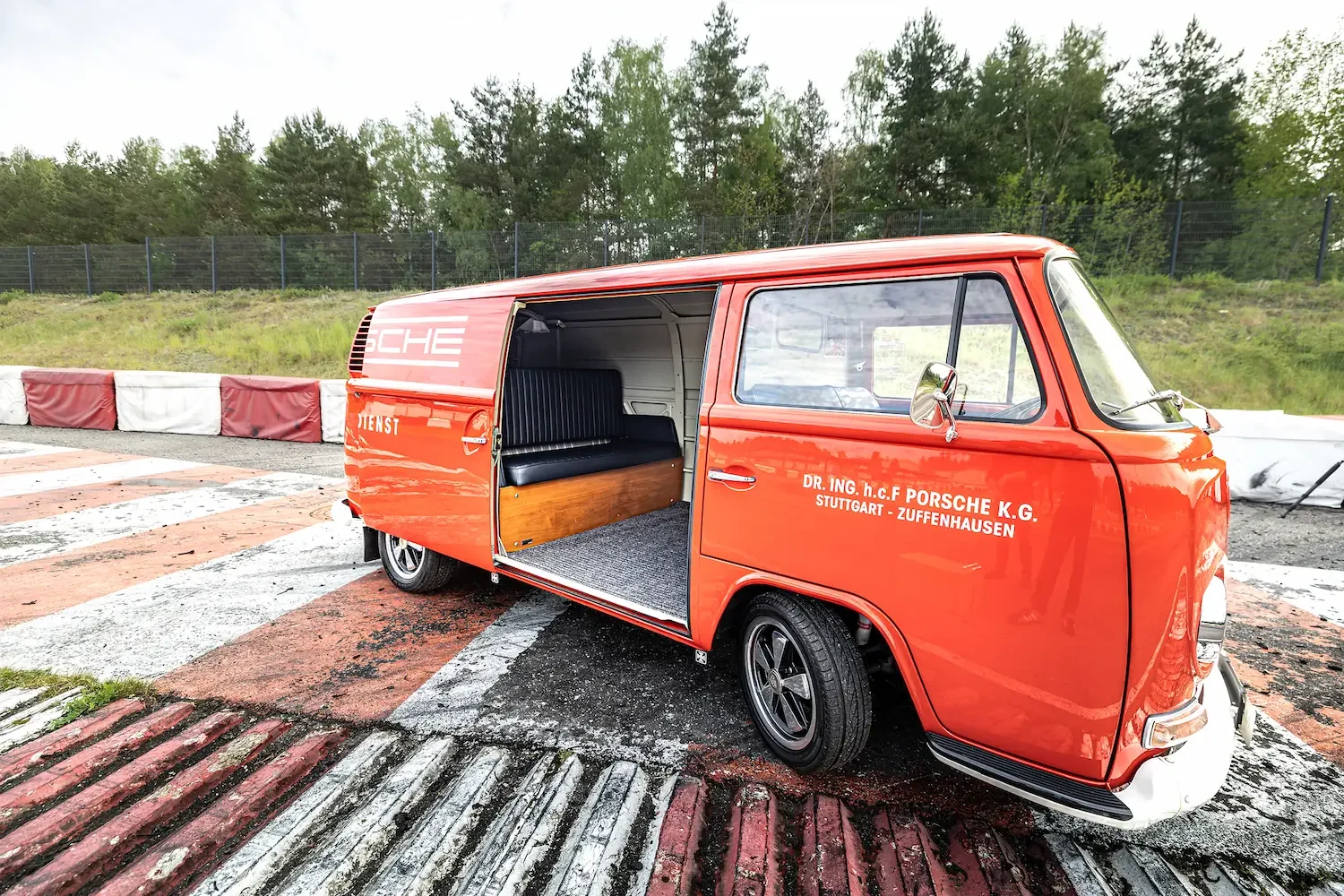 IM VW Bulli Porsche Cartbahn 32s