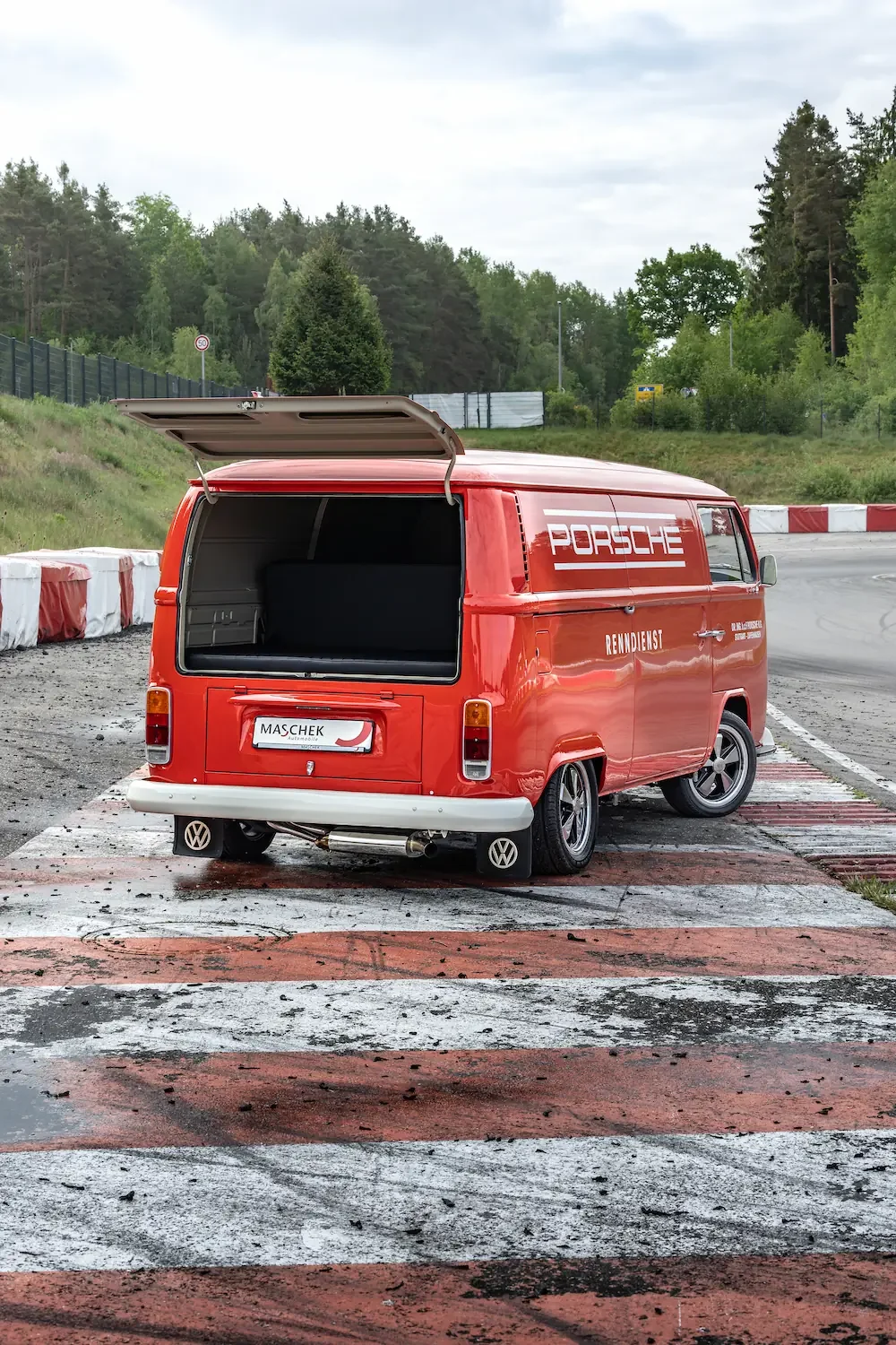 IM VW Bulli Porsche Cartbahn 33s